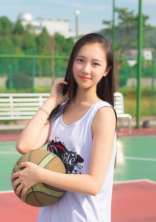 女足比赛意外事件频发，球员团结应对，女足比赛情况