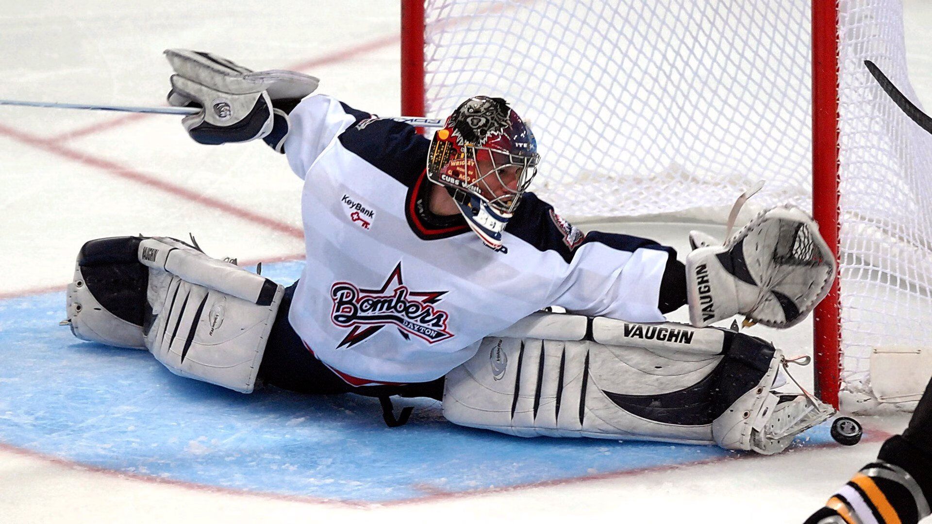 城市夜间篮球赛吸引大量年轻群众，焕发城市青春活力，夜晚篮球场的照片真实