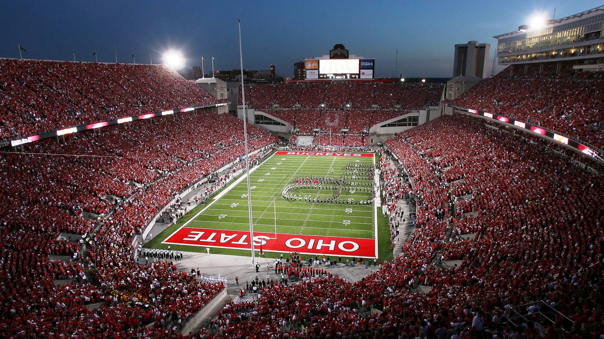 足球文创市集在球迷广场盛大开幕，足球文创产品